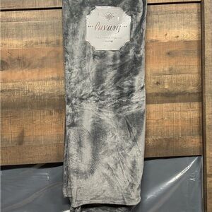 Luxury Gray Plush Oversized Throw Blanket 60 X 80 New With Tags